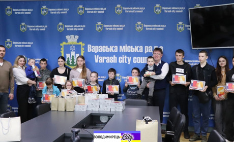 Добро напередодні Великодня: у Вараші дітям передали подарунки