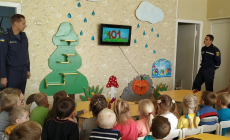 Сватівські рятувальники вчили дітей як поводитися з незнайомими предметами та що робити при пожежі