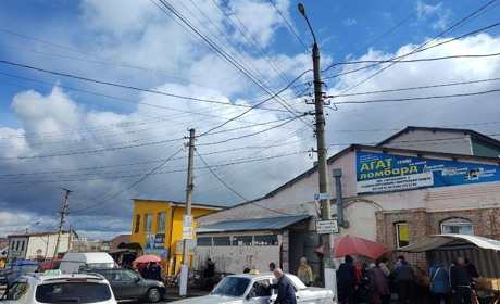 Що почому на центральному ринку Первомайська перед Великоднем: фотоогляд цін на продукти