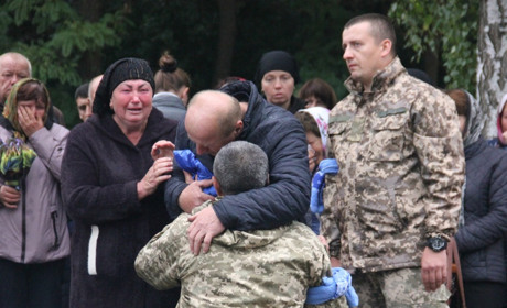 У Хомутинцях провели в останню путь загиблого Віталія Смалківського
