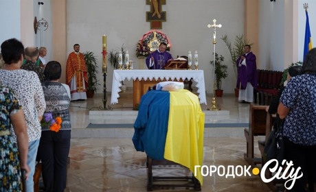 Він був гарним командиром і міг навчити ще багатьох бійців. Городок попрощався з Русланом Шаварським