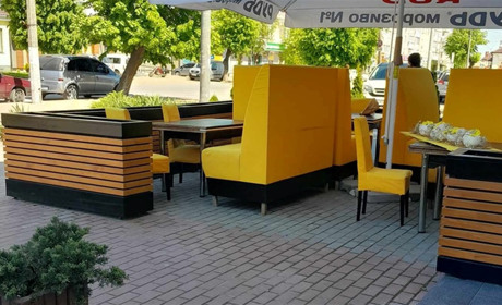 У Звягелі впорядковують відкриті літні майданчики біля кафе та магазинів