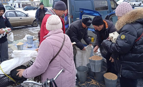 На базарі торги активізуються. Вже й зерном почали торгувати
