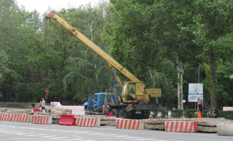 Трубе — труба: как долго будут менять прогнивший коллектор вблизи здания Пенсионного фонда