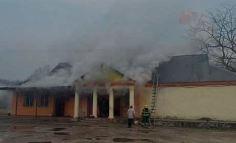 Згоріли товари і обладнання: на Сарненщині сталась пожежа в магазині