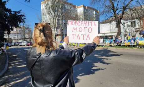 Полон вбиває. Не мовчи! На центральну вулицю Первомайська вийшли родини полонених і зниклих безвісти