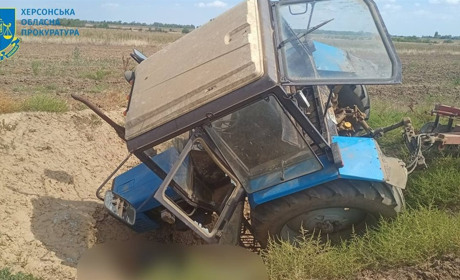 На Херсонщині внаслідок ворожого обстрілу загинув тракторист: чоловік працював у полі