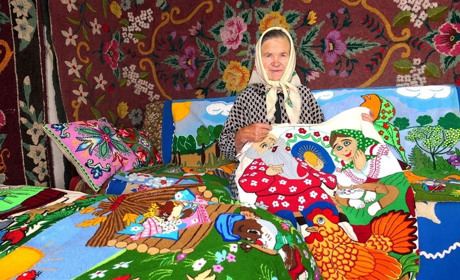 «Щоби люди пам’ятали». У селі Шевченкове 89-річна майстриня витинає унікальні казкові килими