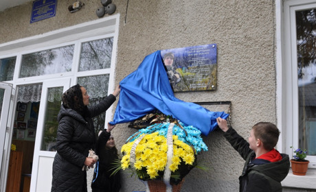 Загиблому Герою Марущаку Сергію з Чортківщини на фасаді школи відкрили меморіальну дошку