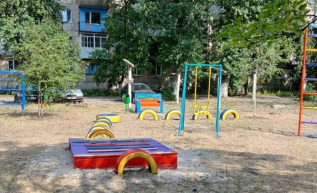 Як жовтоводці відновлюють черговий дитячий майданчик: фото