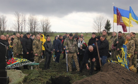 «Він вів нас уперед»: в Уладівському попрощалися із загиблим офіцером-десантником