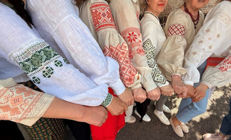 Замість вітрин — подіум: як у Первомайську святкували ювілейний День вишиванки з дефіле та бандурою