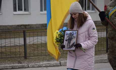Не висихають сльози матерів: Нетішинська громада провела у вічність Героя Олега Шевченка