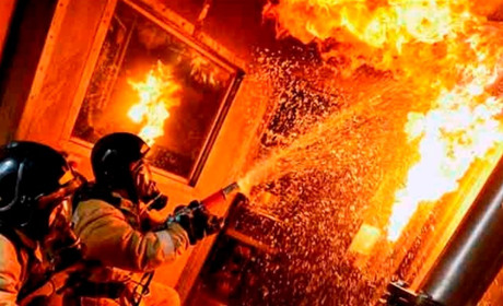 Понад вісім годин рятувальники приборкували масштабне загоряння в Марківці