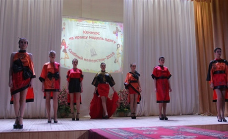 Який одяг демонстрували студенти технологічного коледжу на конкурсі «Срібний наперсток» 