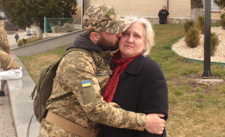 У центрі Городка зібралися добровольці. Городоччан проводжали у дорогу на захист України