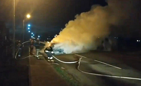 У Сарнах на ходу загорілось авто