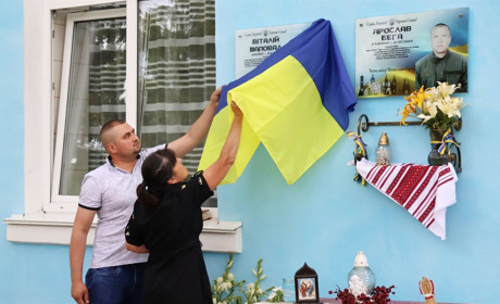 В Іванівцях відкрили меморіальну дошку загиблому захиснику Віталію Шаповалу