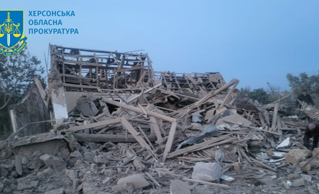 Росіяни зранку обстріляли Берислав: ворожий снаряд поцілив у будинок, є загиблі