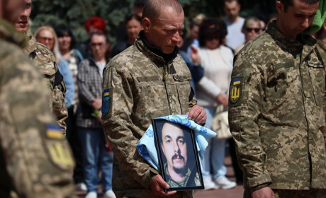 Південноукраїнськ знову у жалобі: містяни провели в останню путь загиблого захисника Миколу Доценка