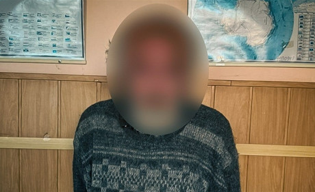 Вдарив ножем у живіт свого знайомого: 63-річного зловмисника затримала поліція