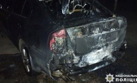 Черкаські правоохоронці затримали чоловіка, який підпалив авто сусідів