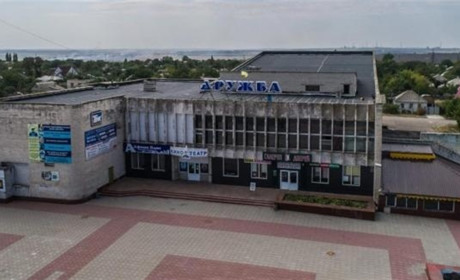 В окупованому Лисичанську палала "Дружба". Спочатку зруйнували авіаударом, а тепер вогнем