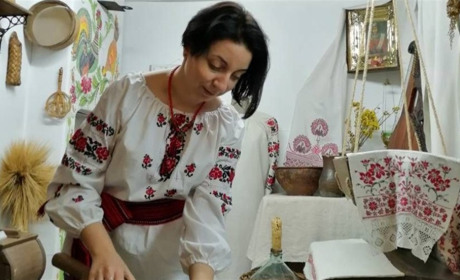 Сорочка для захисника. Переселенка з Донеччини вишиває бойові обереги для воїнів