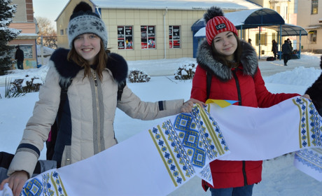 Кілометровий рушник єднання, концерт та виставка: Як у Сватовому святкували День Соборності України
