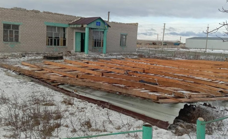 Зірвало дах та обірвало електродроти: наслідки вітру у Лозовій та районі
