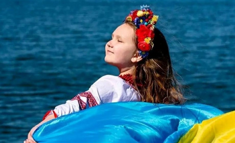 Школярка Кіра Вішнякова пише листи військовим на передову