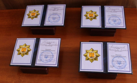 Рідним загиблих захисників вручили посвідчення «Почесний громадянин м. Славута»