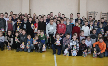 Віталій Буяльський став посланцем святого Миколая і подарував  свято юним калинівським спортсменам