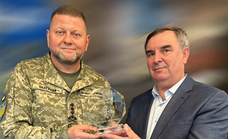 Валерію Залужному передали найпочесніші відзнаки громади — орден "Звягель" та "Гордість Звягеля"