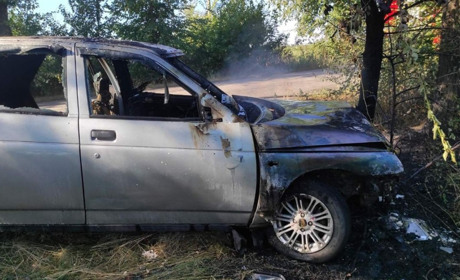 Автомобиль съехал на обочину и загорелся