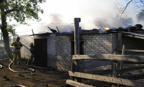 Огонь уничтожил крышу, окна и мебель