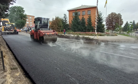 У Білопіллі ремонтують дорогу по вулиці Соборній