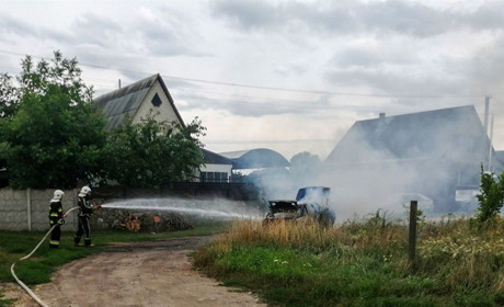Пожежа у Ржищеві: вогонь пошкодив легковий автомобіль