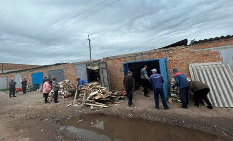 Після нічного обстрілу білопільці знаходять у гаражах шматки двигуна від "Граду"