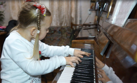 Волноваха в обличчях. Шестирічна піаністка Софія Хаджинова, яка завоювала гран-прі в Києві