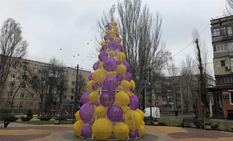 Гирлянда в тысячу метров: новогодние украшения Мелитополя освежили и поменяли местами