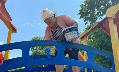 У Жовтих Водах місцеві активісти привели до ладу дитячий майданчик: відео