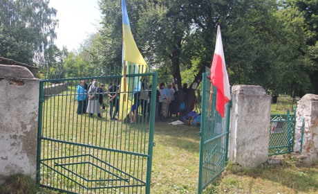 Польські та українські волонтери в Іванові провели акцію «Могилу прадіда збережи від забуття»