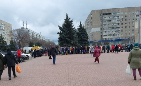 Молоко южноукраїнцям привезли друзі з Агрономії. Розливають безкоштовно. Фото