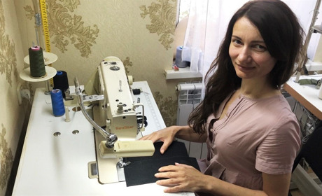 Шила сукні, а тепер броніки та шеврони. Як біляївська дизайнерка знаходить замовлення під час війни