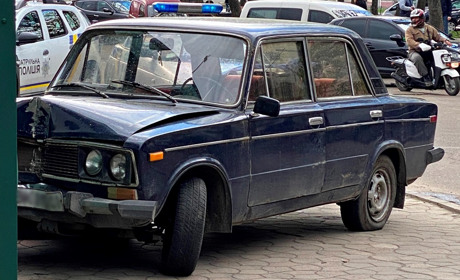 У центрі Сарн на тротуар вилетіли «Жигулі»