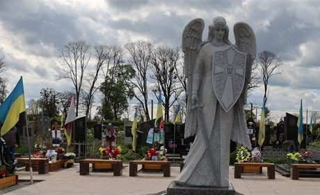 На звягельському кладовищі встановили та освятили скульптуру архангела Михаїла