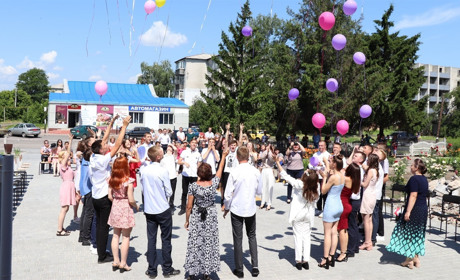 Випускники 2021 року демонструють високі результати у навчанні