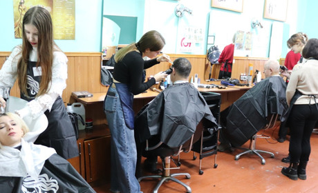 Краса для кожного: у Жмеринському ВПУ відбувся соціальний день експрес-краси