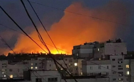 В окупованому Луганську пролунали вибухи. Потужна пожежа вирує в ЛВВАУШі, місто заполонив густий дим